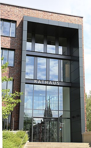 Eingang des neuen Rathauses in Solingen