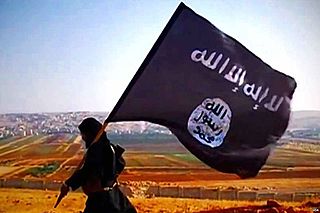 Terrorist des „Islamischen Staats“ mit Schahada-Fahne